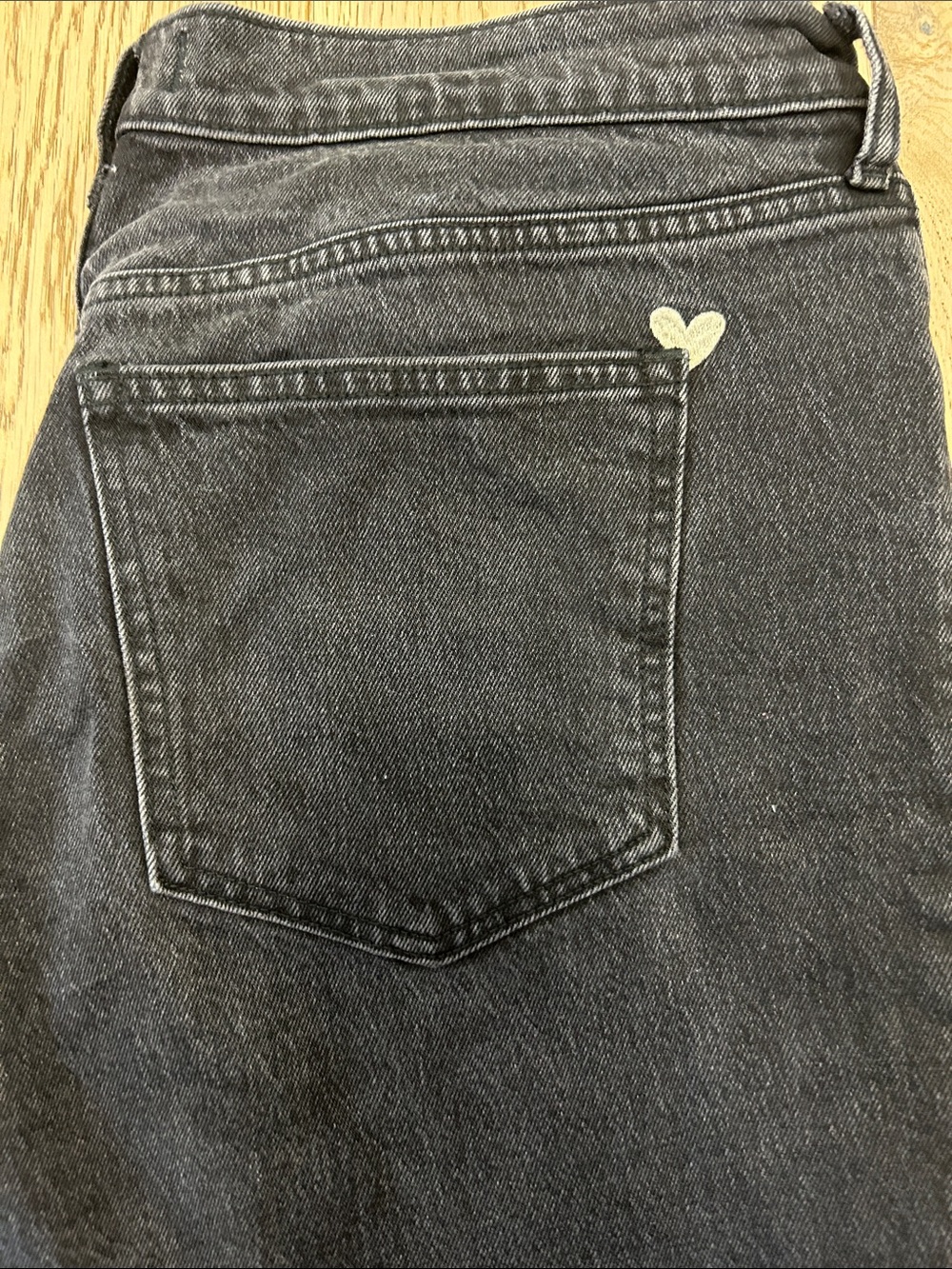 ABERCROMBIE HIGH-RISE 90s RELAXED HEART EMBROIDERED JEANS - SHORT - Picture 9 of 11